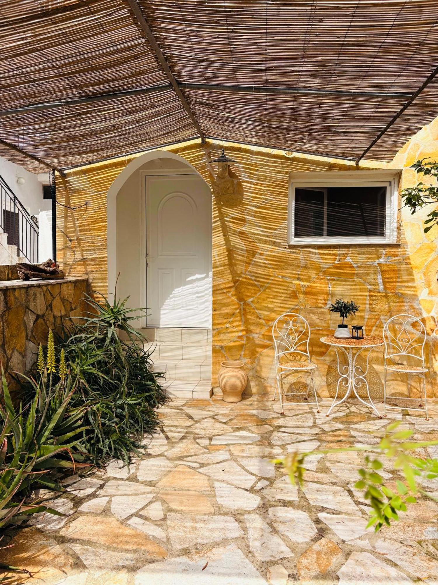 Villa Aspros - Traditionell, Ruhig Und Strandnah Liapades Exterior photo